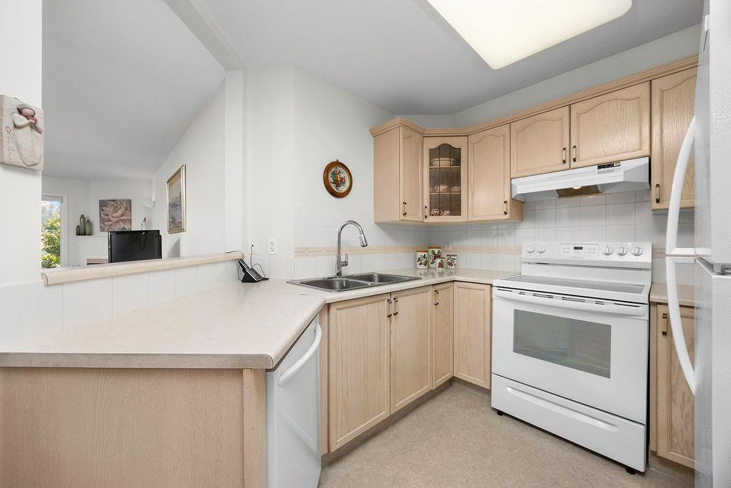 405-3705 30 Avenue, Vernon, BC - Indoor Photo Showing Kitchen With Double Sink