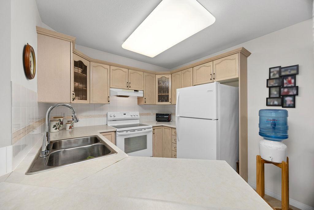 405-3705 30 Avenue, Vernon, BC - Indoor Photo Showing Kitchen With Double Sink