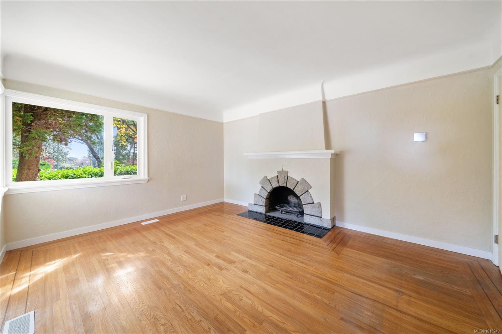 1075 Burnside Rd West, Saanich, BC