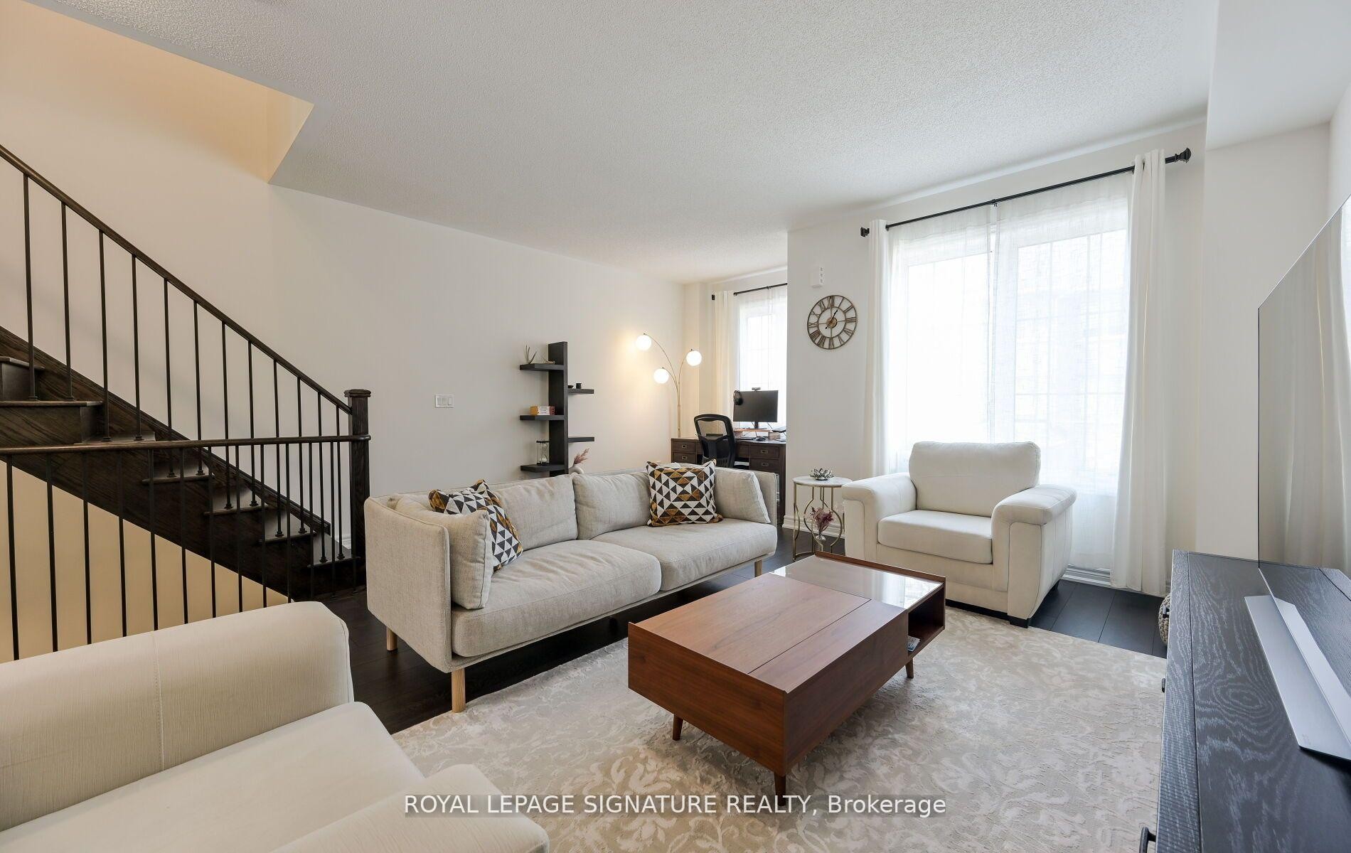 31 Faye Street, Brampton, ON - Indoor Photo Showing Living Room