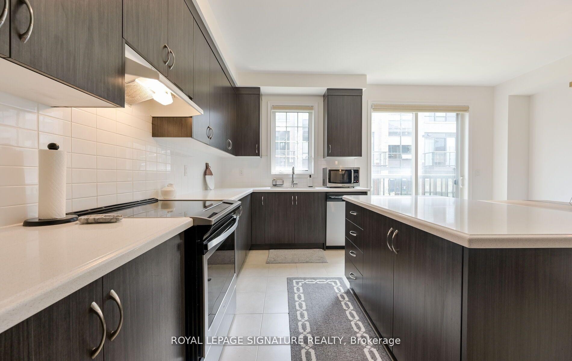 31 Faye Street, Brampton, ON - Indoor Photo Showing Kitchen With Upgraded Kitchen