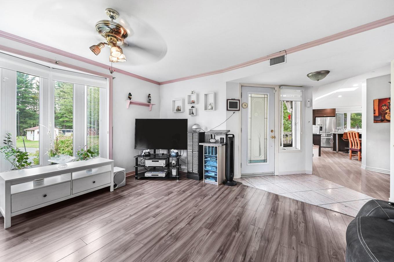 Living room - 246 48E Rue O., Venise-En-Québec, QC - Indoor Photo Showing Living Room