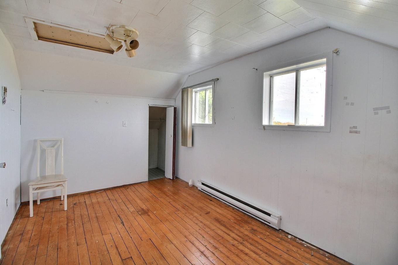 Primary bedroom - 50 Ch. De La Promenade, Saint-Marc-De-Figuery, QC - Indoor Photo Showing Other Room