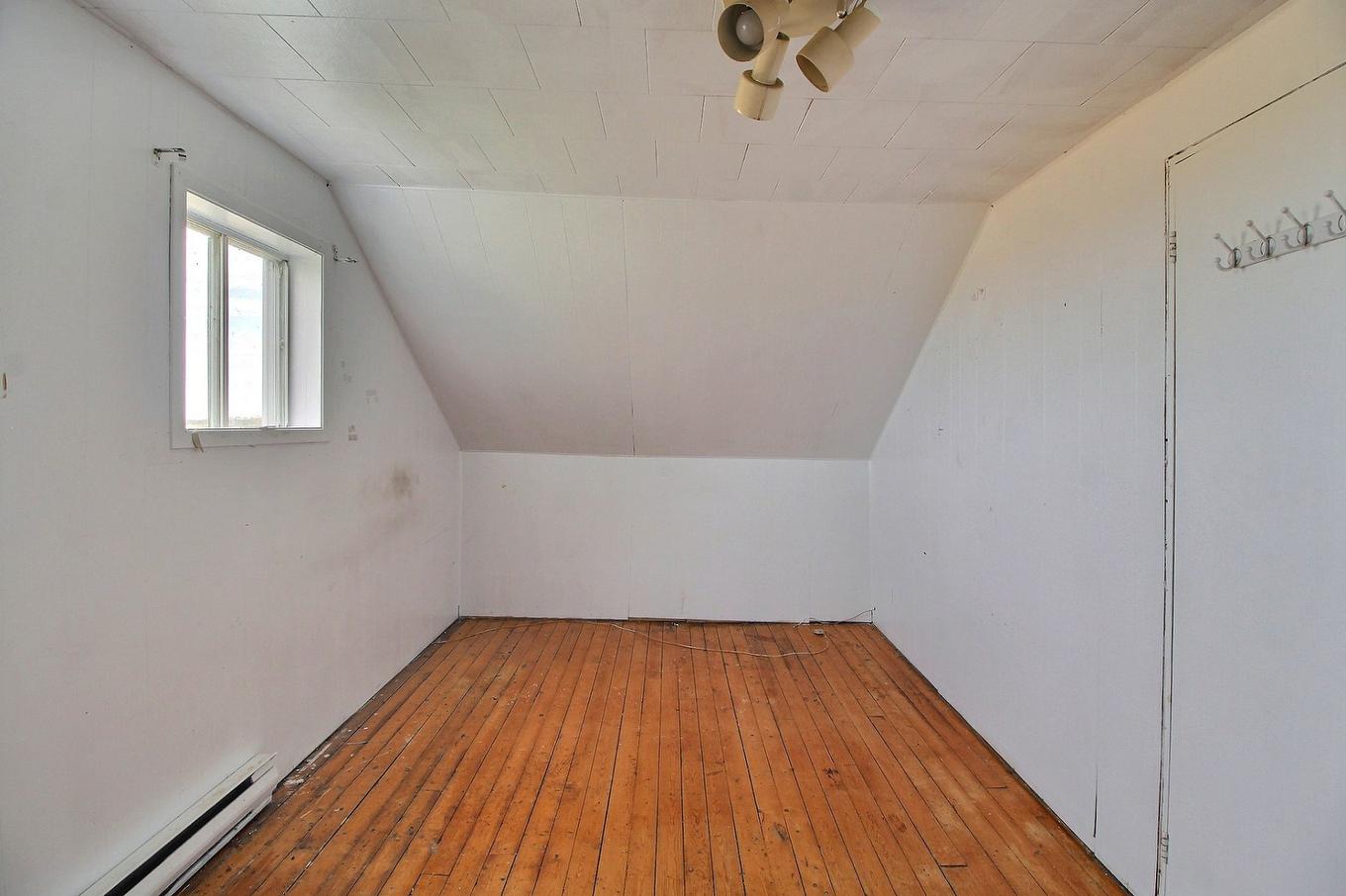 Primary bedroom - 50 Ch. De La Promenade, Saint-Marc-De-Figuery, QC - Indoor Photo Showing Other Room