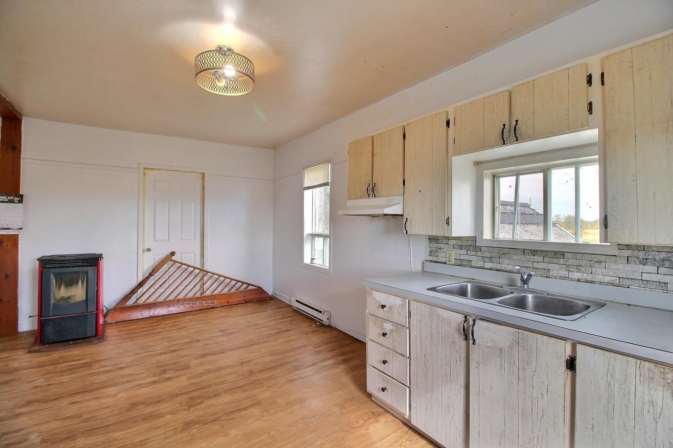 Overall view - 50 Ch. De La Promenade, Saint-Marc-De-Figuery, QC - Indoor Photo Showing Kitchen With Double Sink