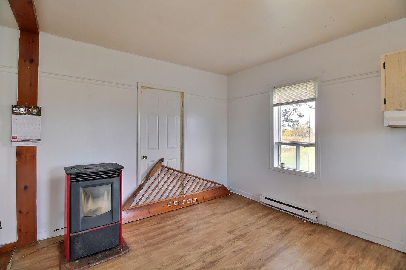Dining room - 50 Ch. De La Promenade, Saint-Marc-De-Figuery, QC - Indoor Photo Showing Other Room