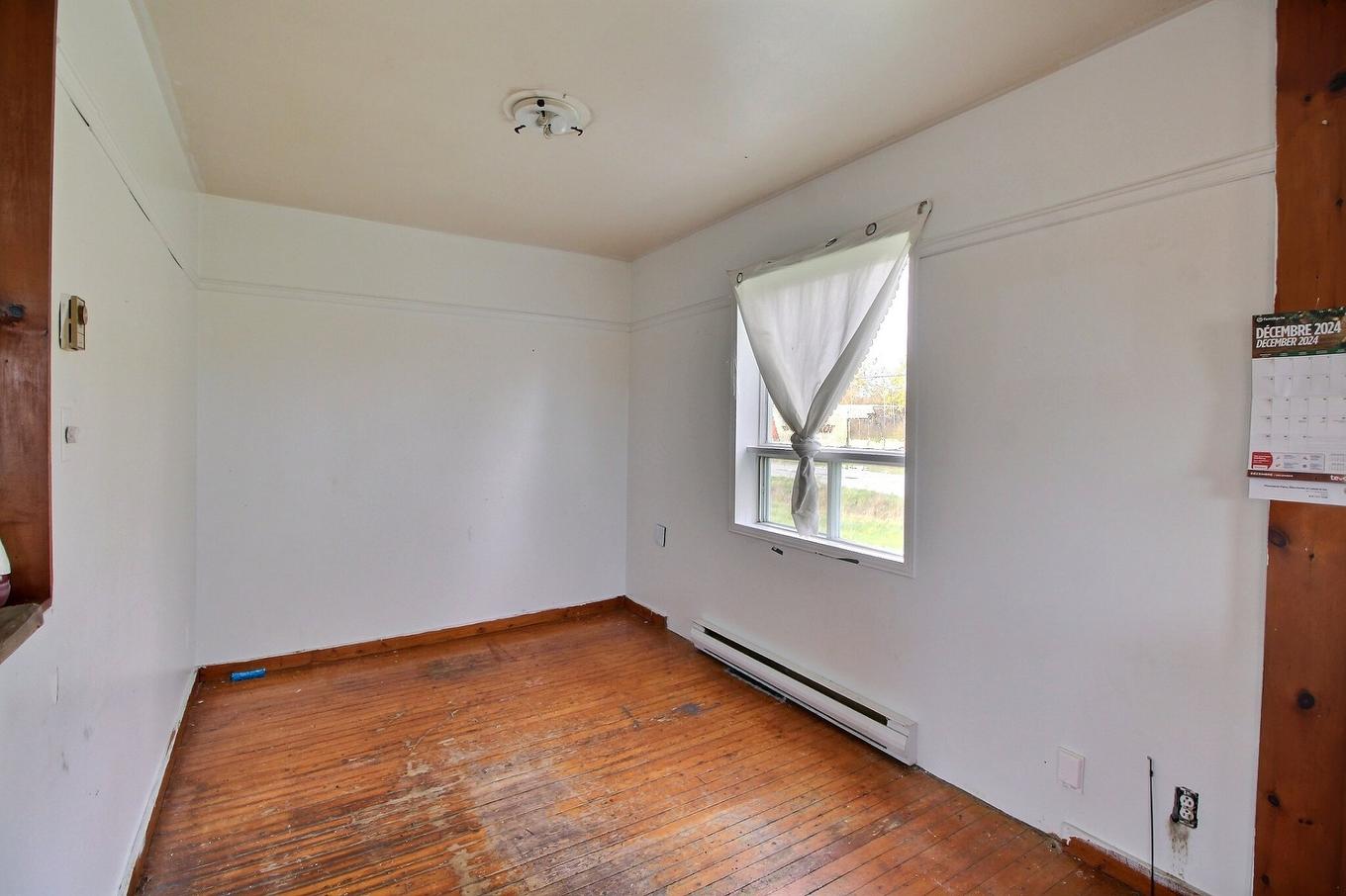 Living room - 50 Ch. De La Promenade, Saint-Marc-De-Figuery, QC - Indoor Photo Showing Other Room