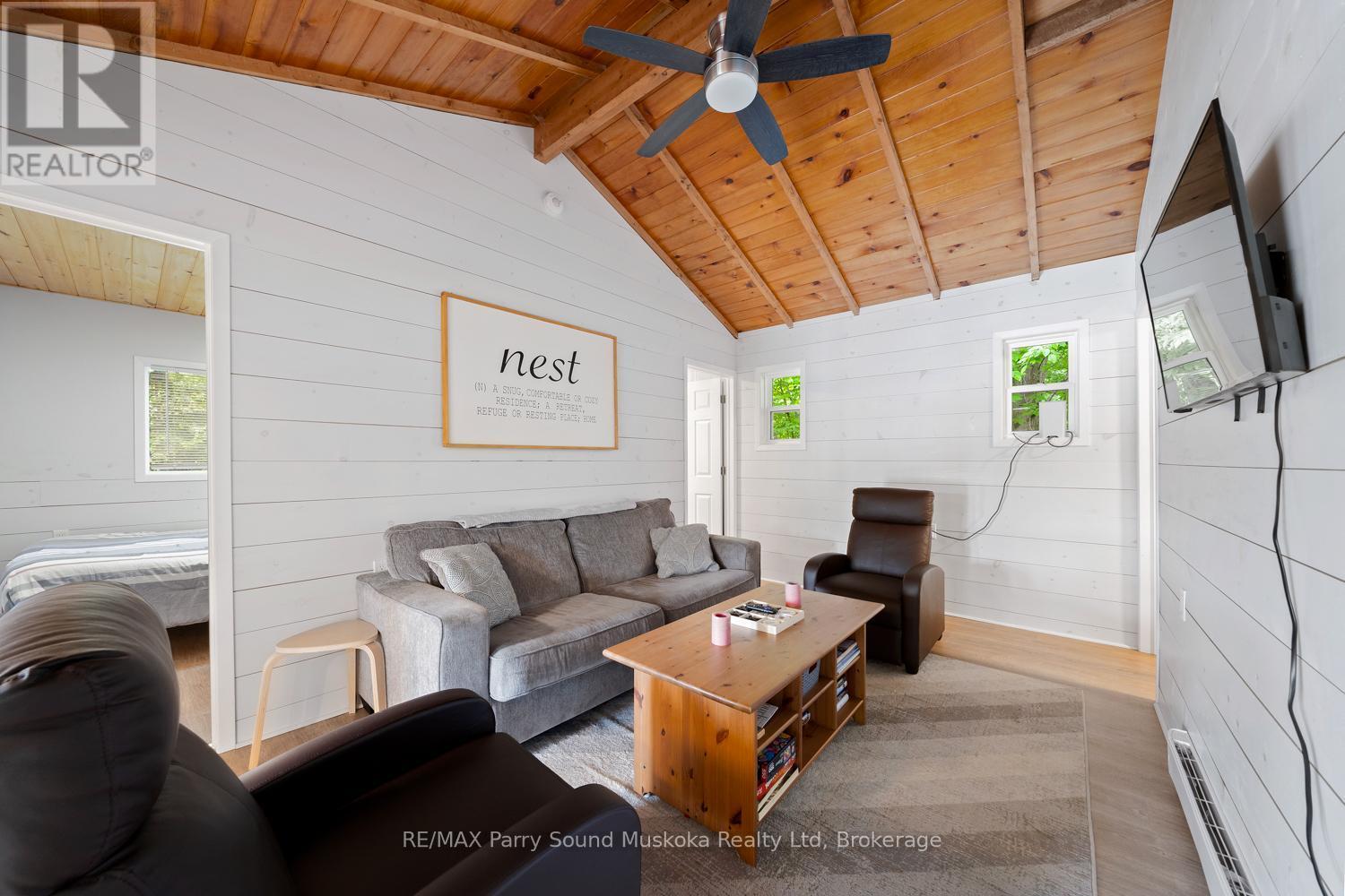 3 Macey Drive, Whitestone, ON - Indoor Photo Showing Living Room