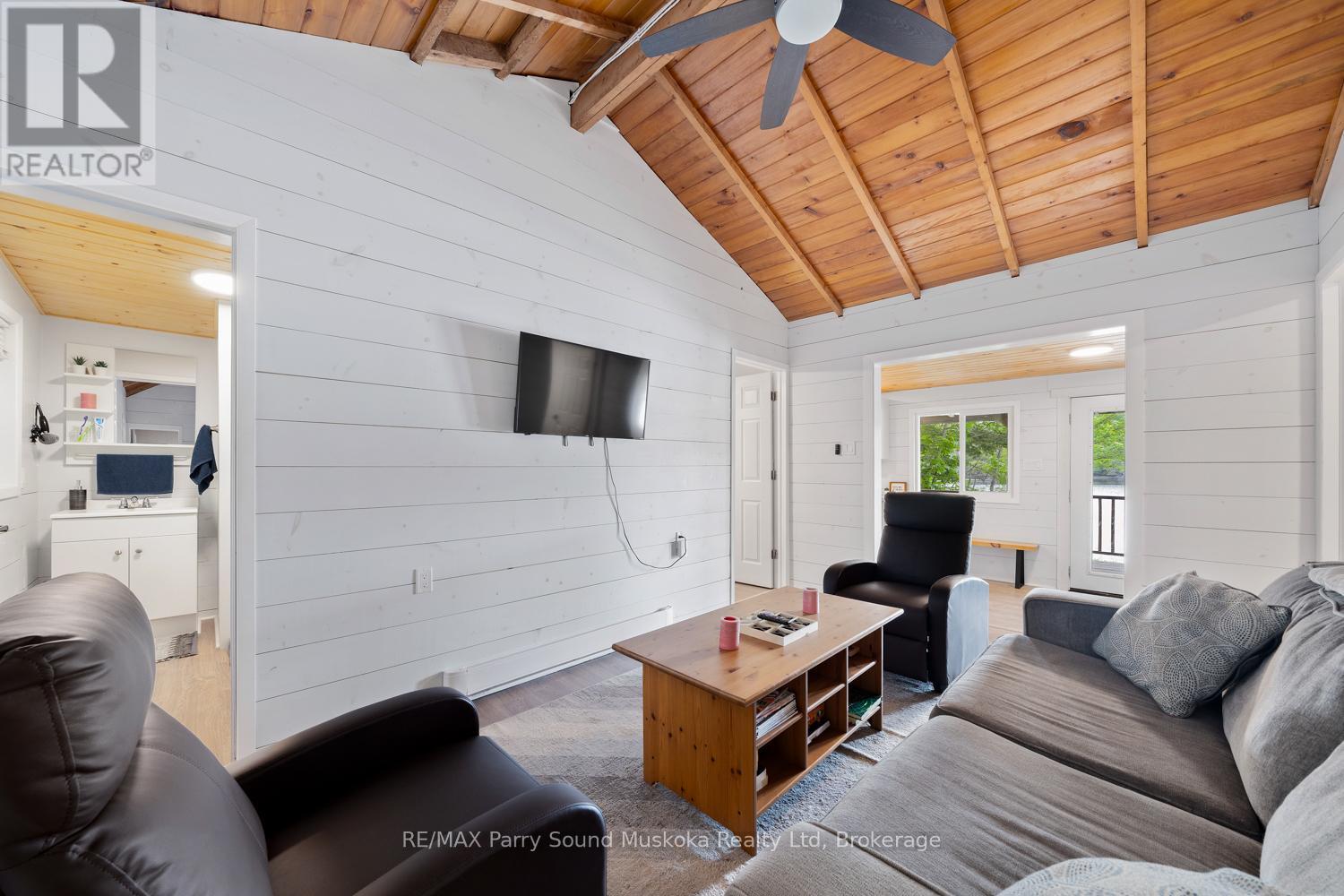 3 Macey Drive, Whitestone, ON - Indoor Photo Showing Living Room