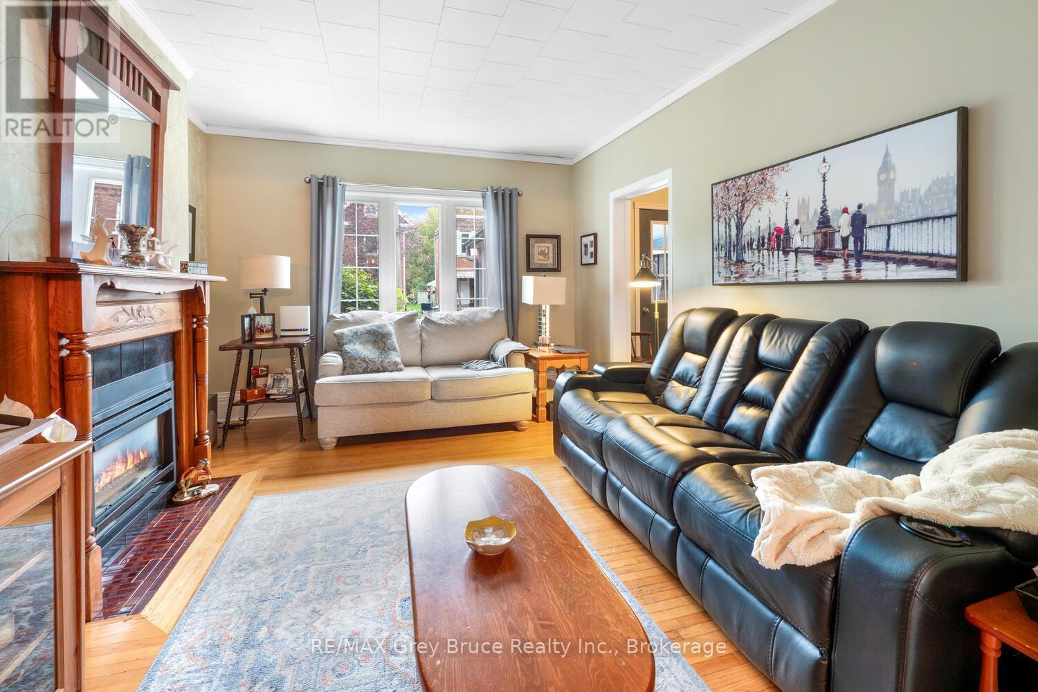 478 13Th Street W, Owen Sound, ON - Indoor Photo Showing Living Room With Fireplace