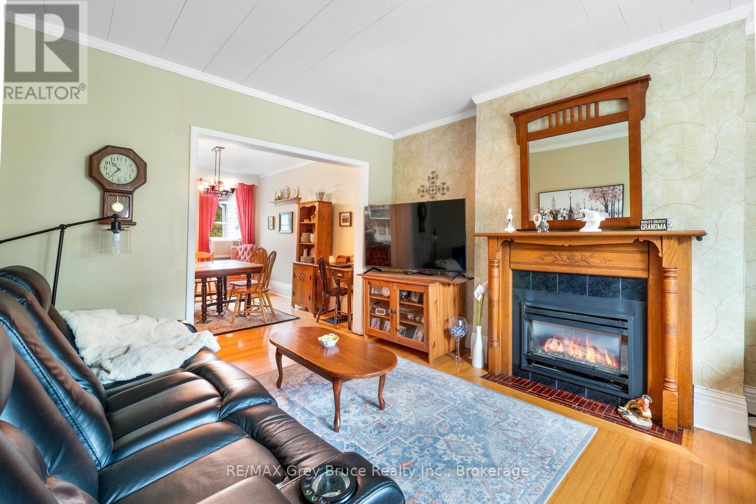 478 13Th Street W, Owen Sound, ON - Indoor Photo Showing Living Room With Fireplace