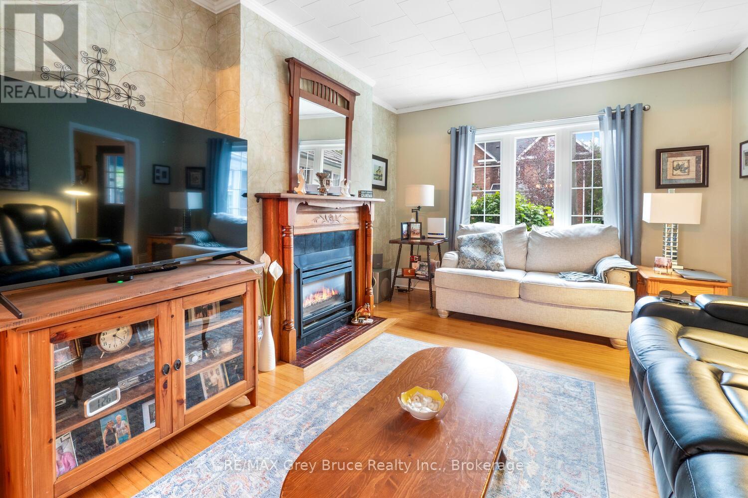 478 13Th Street W, Owen Sound, ON - Indoor Photo Showing Living Room With Fireplace