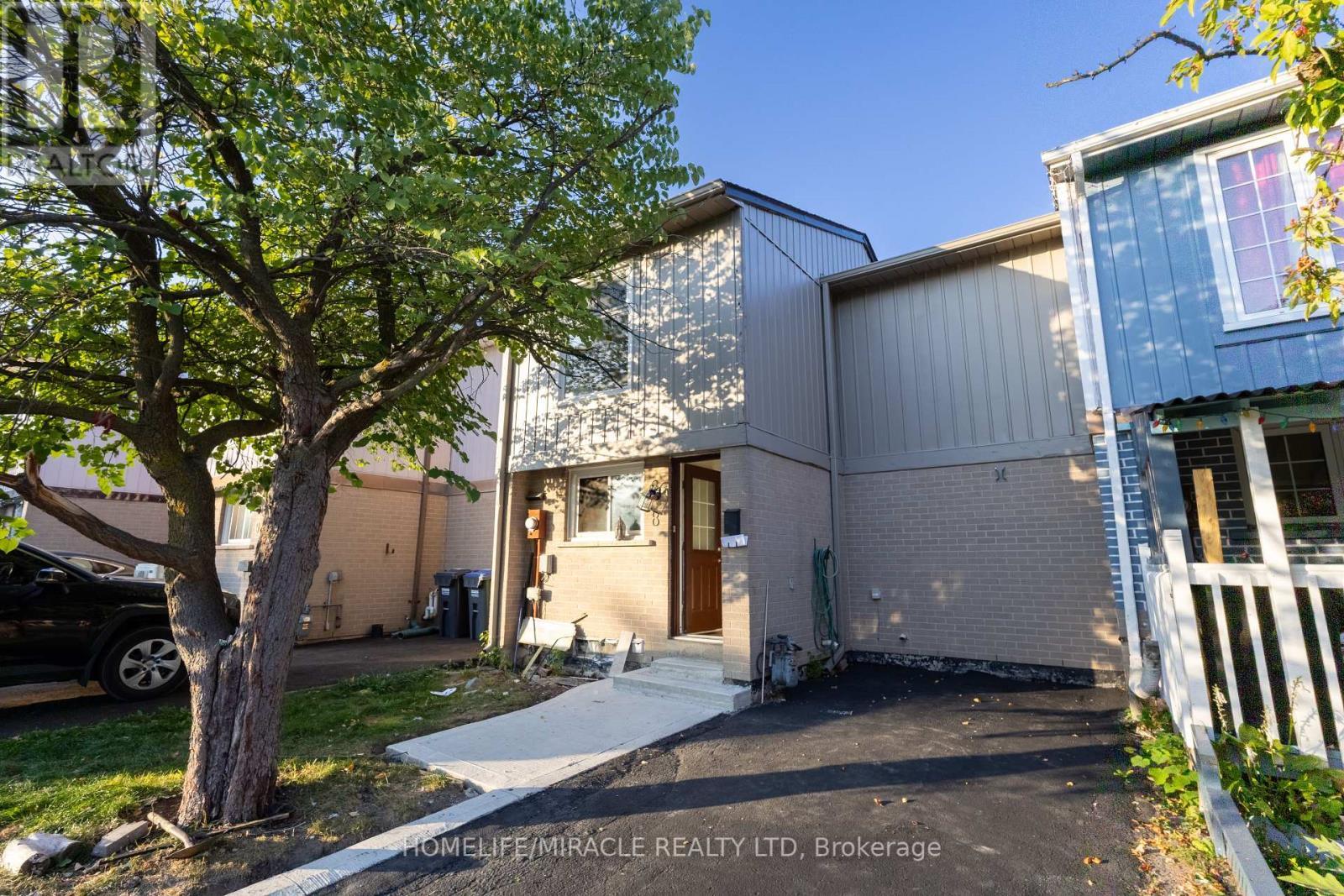 8 Grand Valley Drive, Brampton, ON - Outdoor