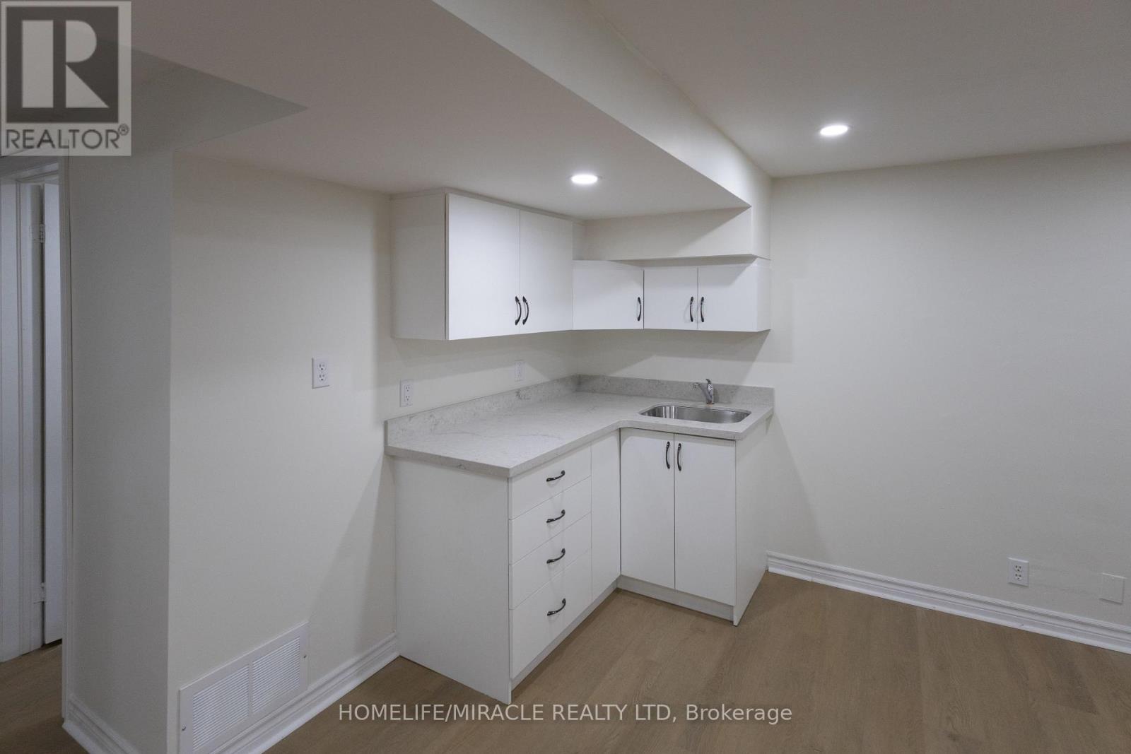 8 Grand Valley Drive, Brampton, ON - Indoor