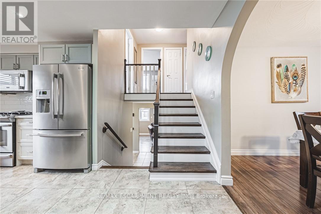 477 Queen Victoria Drive, Hamilton, ON - Indoor Photo Showing Kitchen