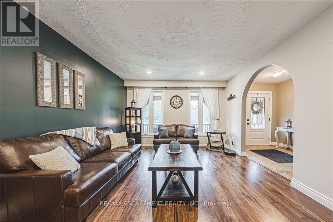 477 Queen Victoria Drive, Hamilton, ON - Indoor Photo Showing Living Room