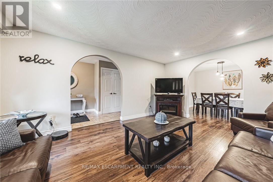 477 Queen Victoria Drive, Hamilton, ON - Indoor Photo Showing Living Room