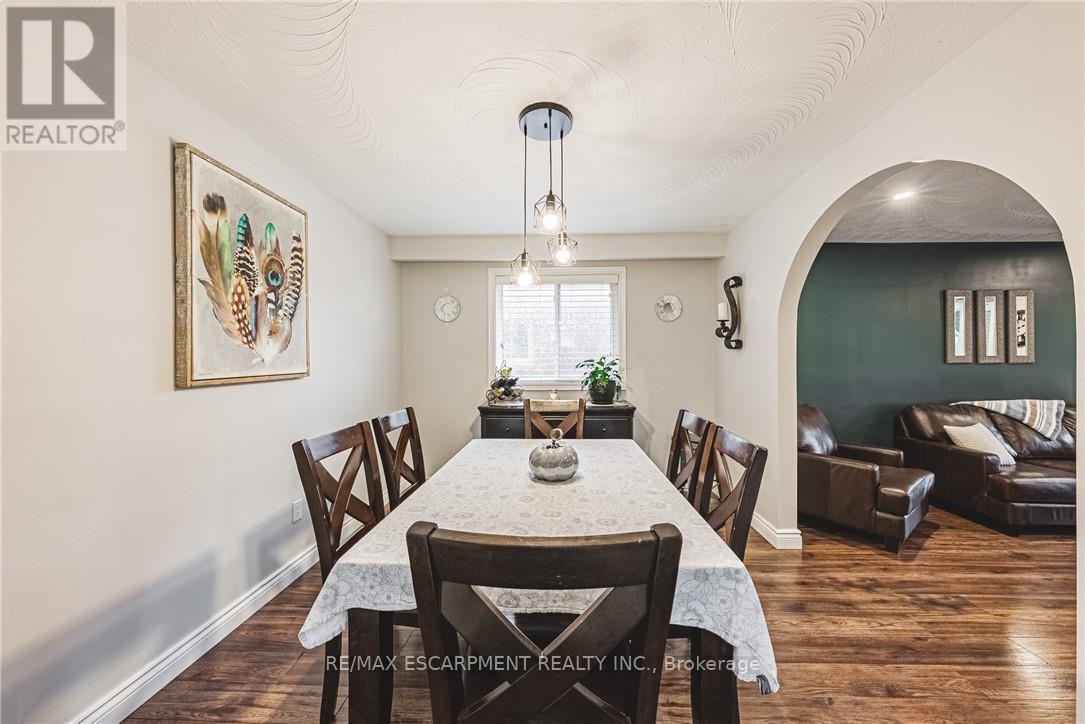 477 Queen Victoria Drive, Hamilton, ON - Indoor Photo Showing Dining Room