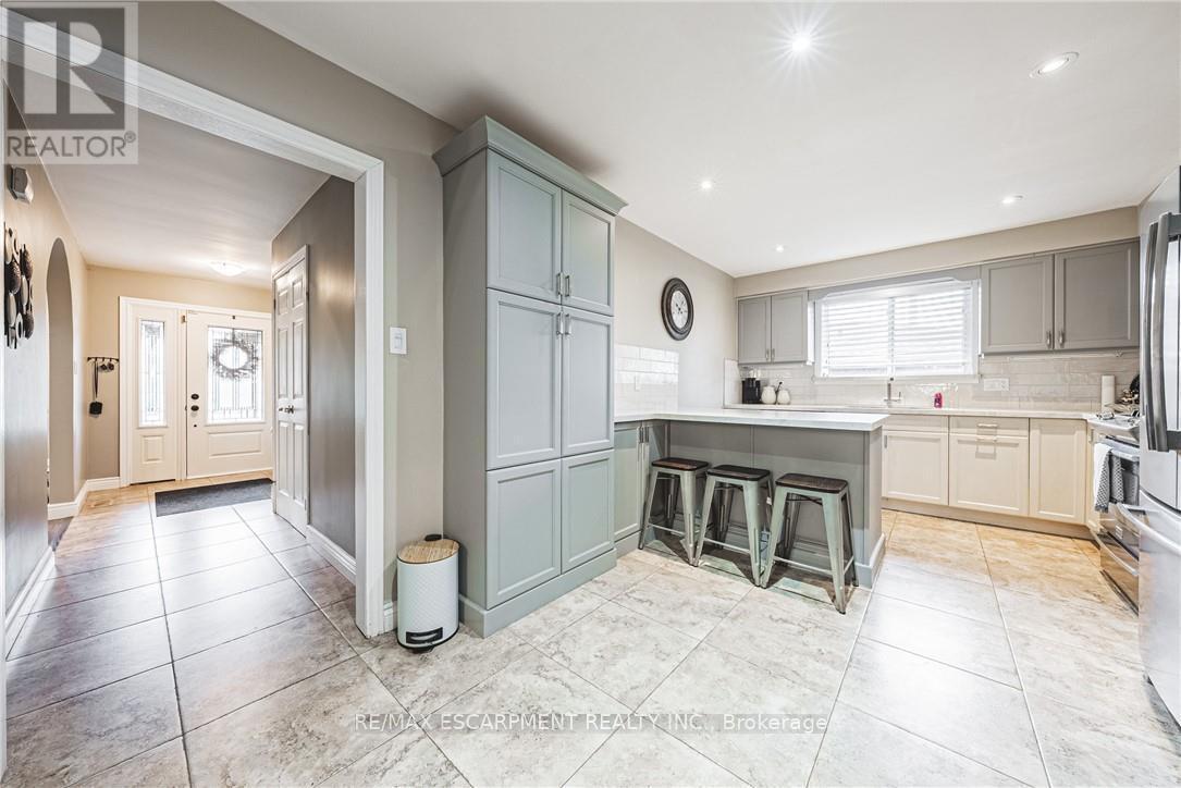 477 Queen Victoria Drive, Hamilton, ON - Indoor Photo Showing Kitchen
