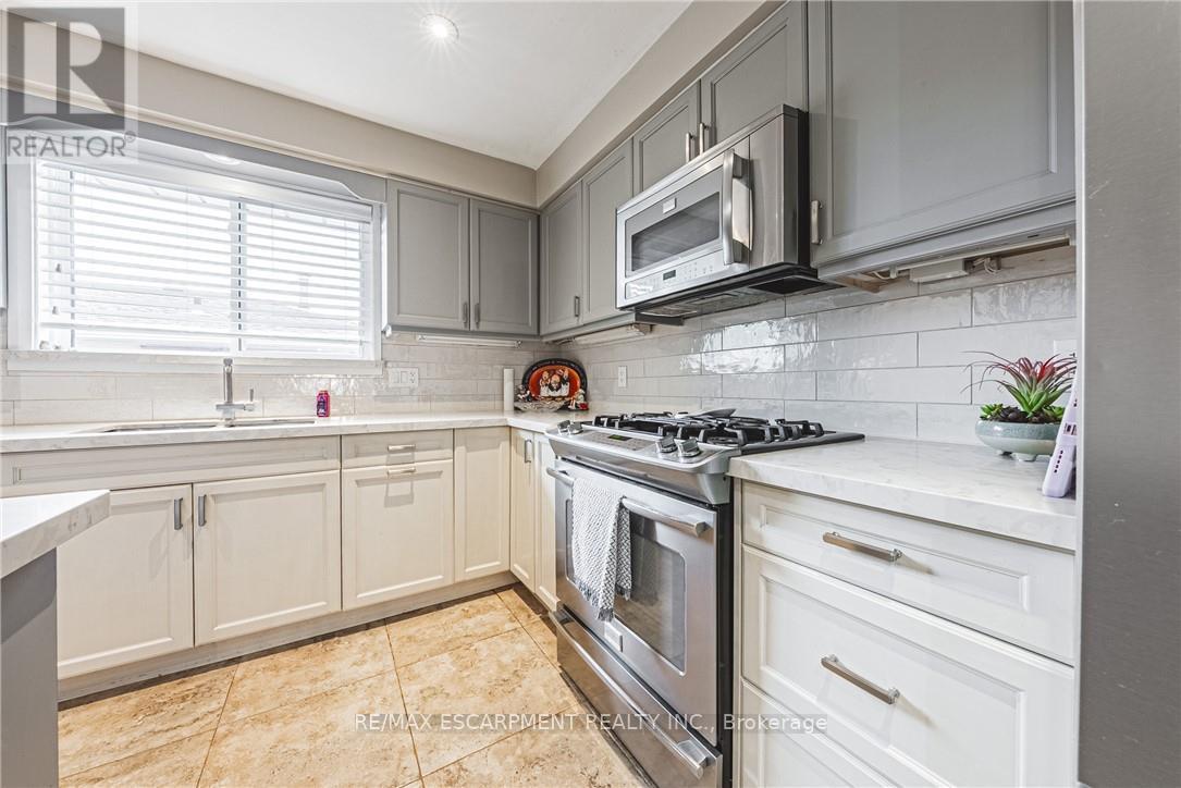477 Queen Victoria Drive, Hamilton, ON - Indoor Photo Showing Kitchen With Double Sink