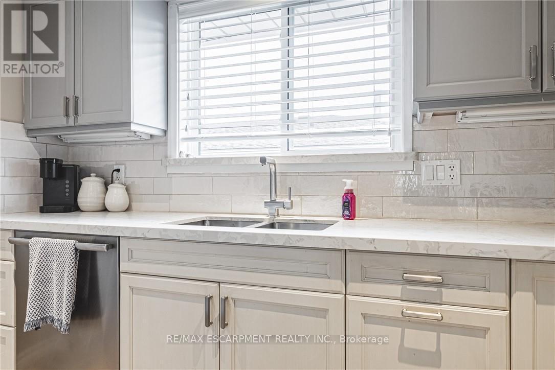 477 Queen Victoria Drive, Hamilton, ON - Indoor Photo Showing Kitchen With Double Sink