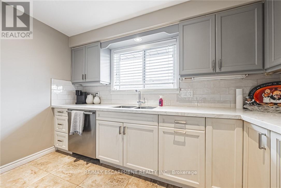 477 Queen Victoria Drive, Hamilton, ON - Indoor Photo Showing Kitchen With Double Sink