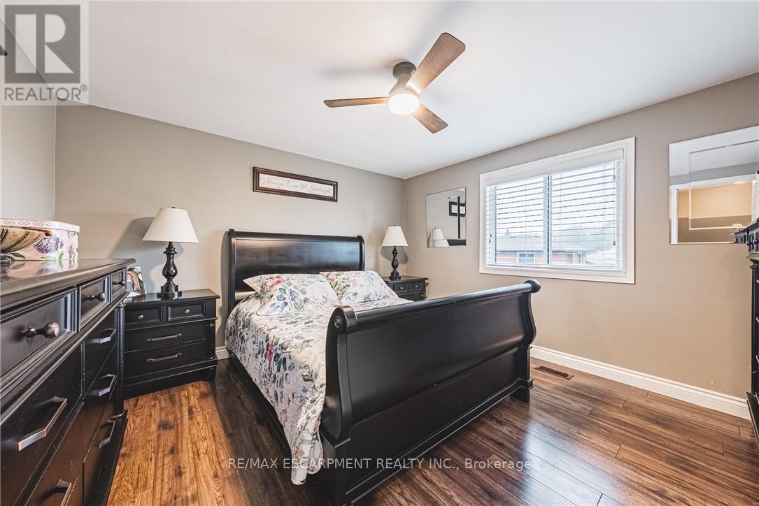 477 Queen Victoria Drive, Hamilton, ON - Indoor Photo Showing Bedroom