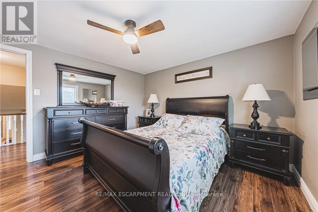 477 Queen Victoria Drive, Hamilton, ON - Indoor Photo Showing Bedroom