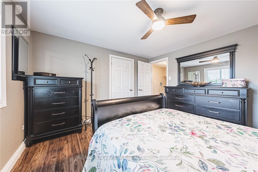 477 Queen Victoria Drive, Hamilton, ON - Indoor Photo Showing Bedroom
