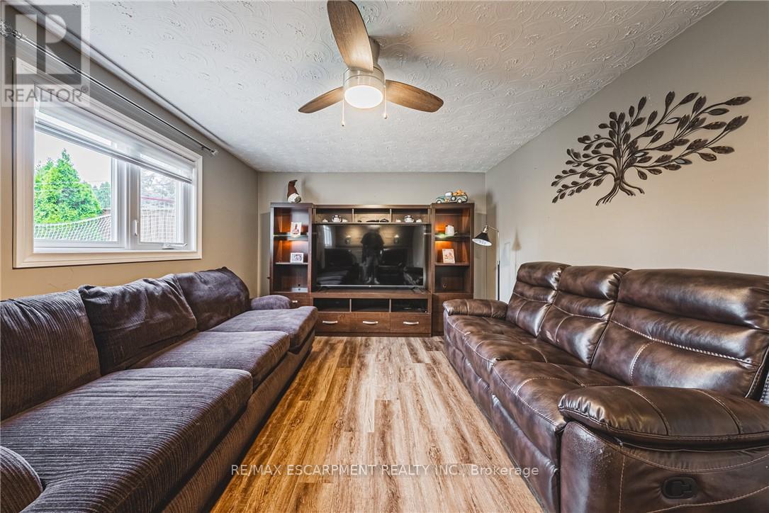477 Queen Victoria Drive, Hamilton, ON - Indoor Photo Showing Living Room