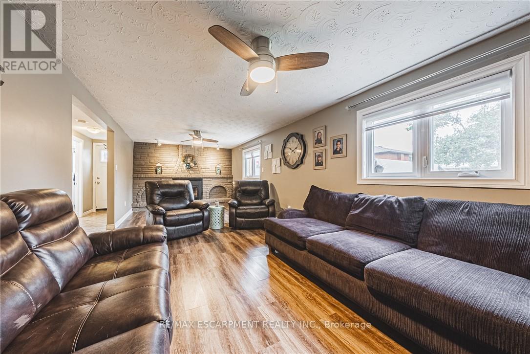 477 Queen Victoria Drive, Hamilton, ON - Indoor Photo Showing Living Room