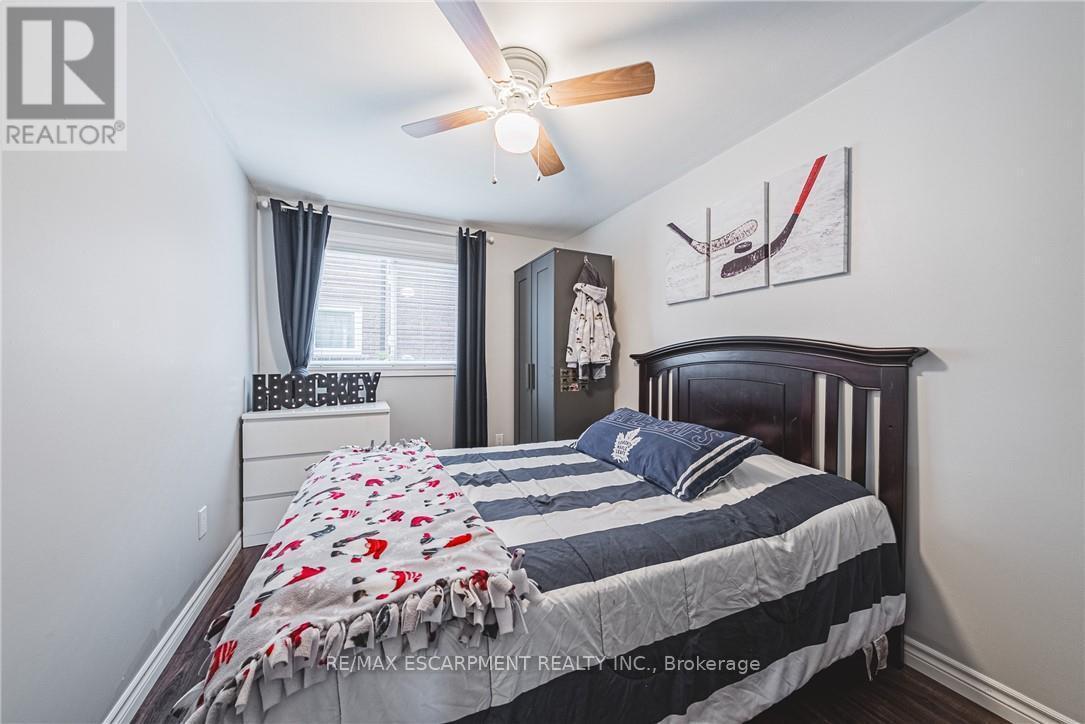477 Queen Victoria Drive, Hamilton, ON - Indoor Photo Showing Bedroom