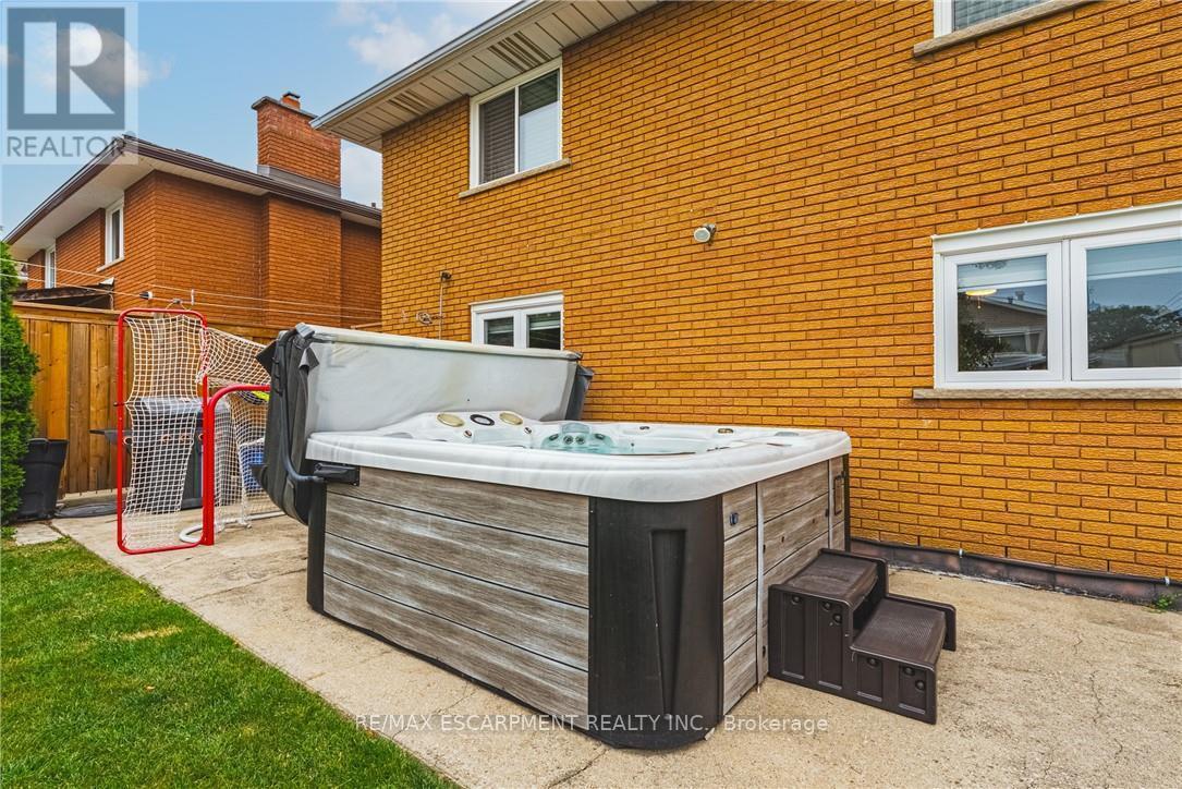 477 Queen Victoria Drive, Hamilton, ON - Outdoor With Exterior