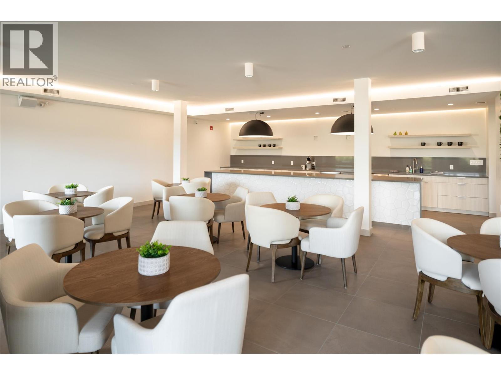 3000 Ariva Drive Unit# 3501, Kelowna, BC - Indoor Photo Showing Dining Room