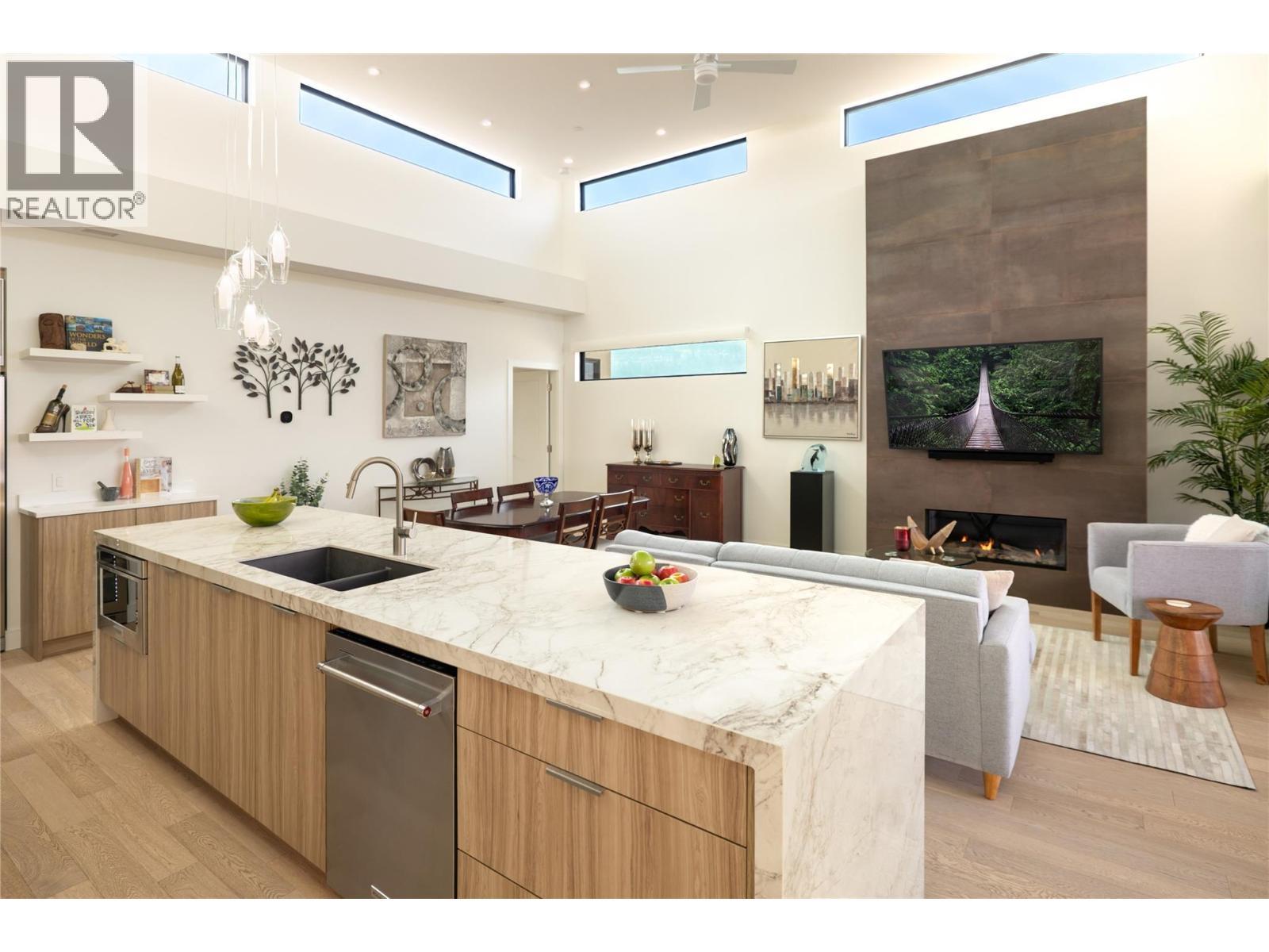 3000 Ariva Drive Unit# 3501, Kelowna, BC - Indoor Photo Showing Kitchen With Double Sink With Upgraded Kitchen