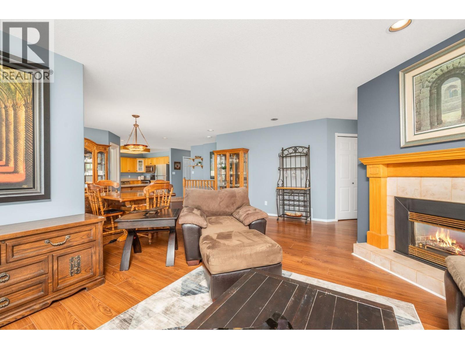 124 Sarsons Road Unit# 17, Vernon, BC - Indoor Photo Showing Living Room With Fireplace
