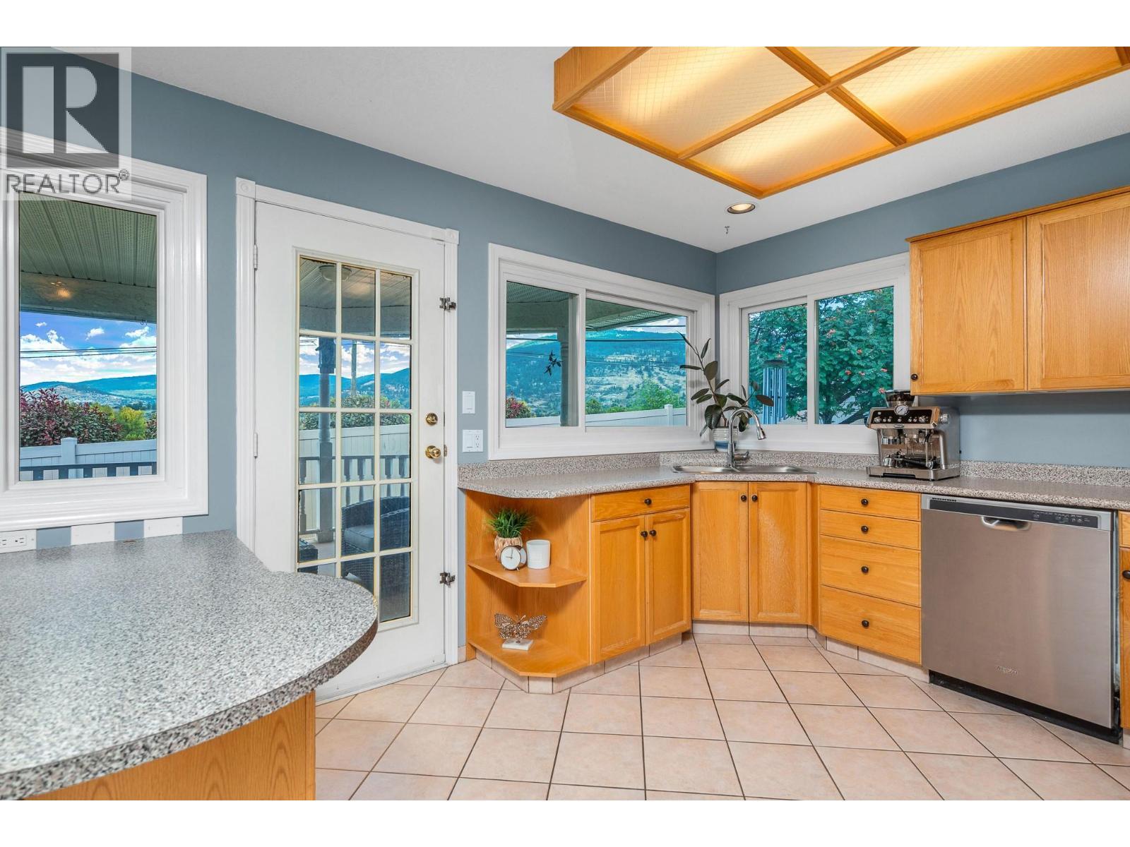 124 Sarsons Road Unit# 17, Vernon, BC - Indoor Photo Showing Kitchen With Double Sink