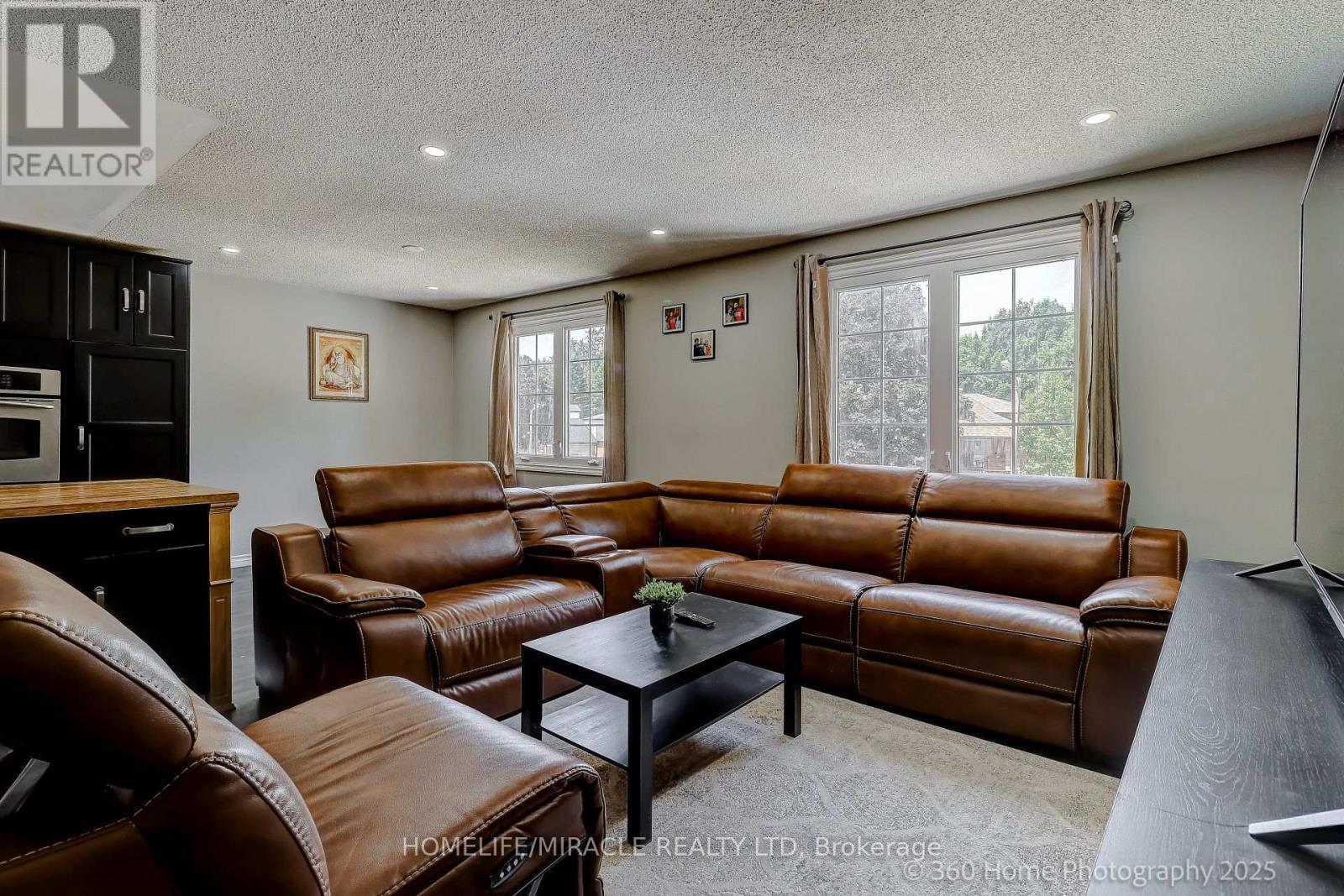 82 Goldgate Crescent, Orangeville, ON - Indoor Photo Showing Living Room