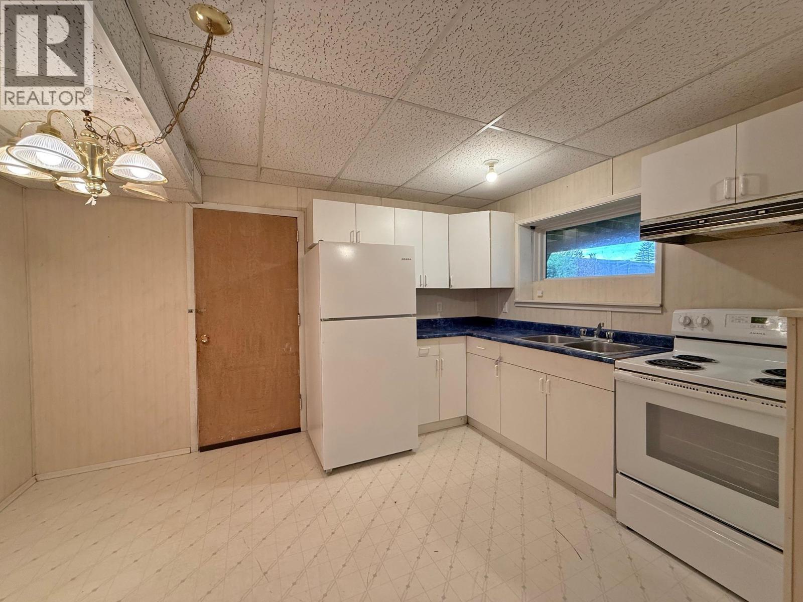 1235 Pigeon Avenue, Williams Lake, BC - Indoor Photo Showing Kitchen With Double Sink