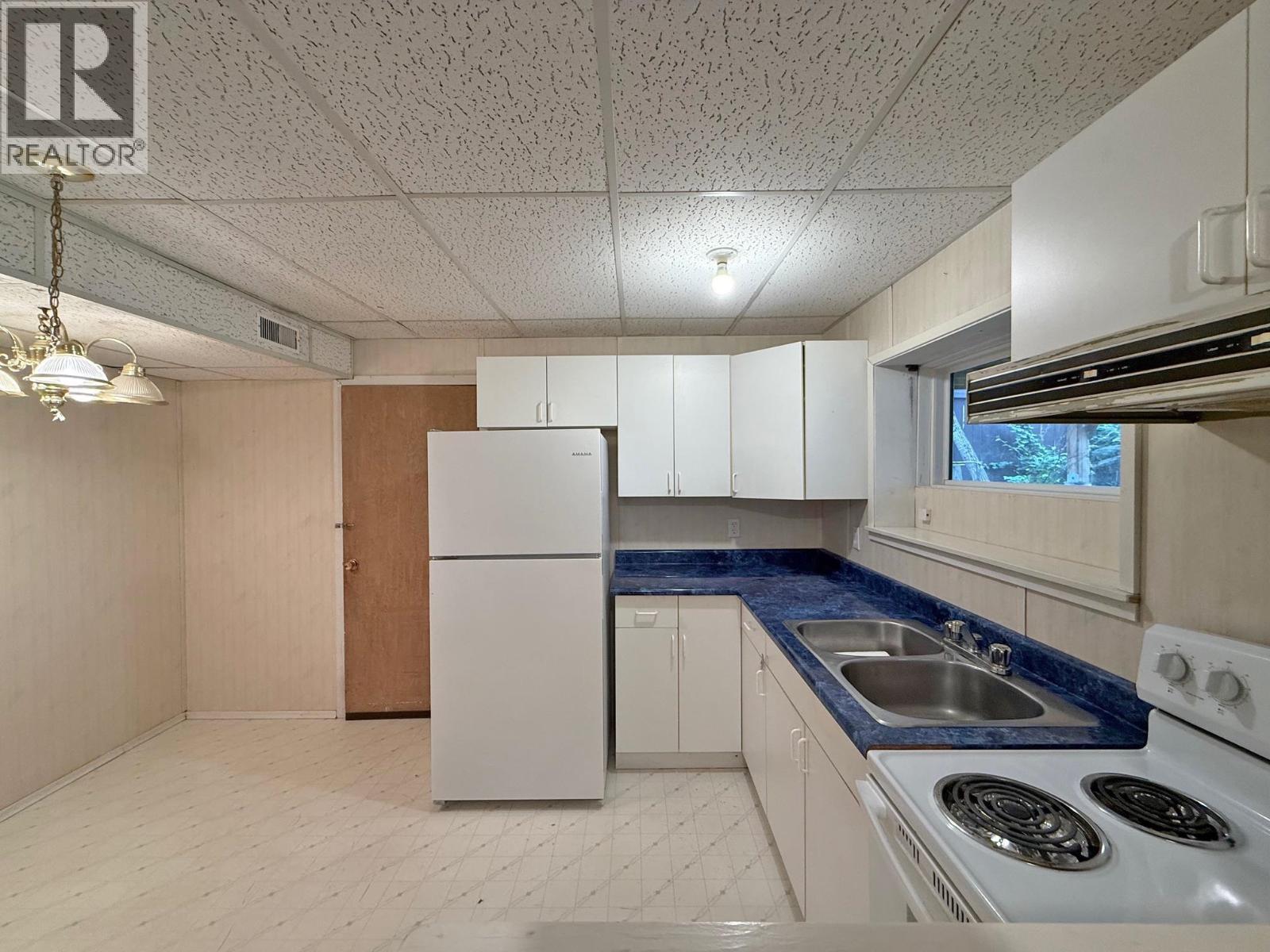 1235 Pigeon Avenue, Williams Lake, BC - Indoor Photo Showing Kitchen With Double Sink