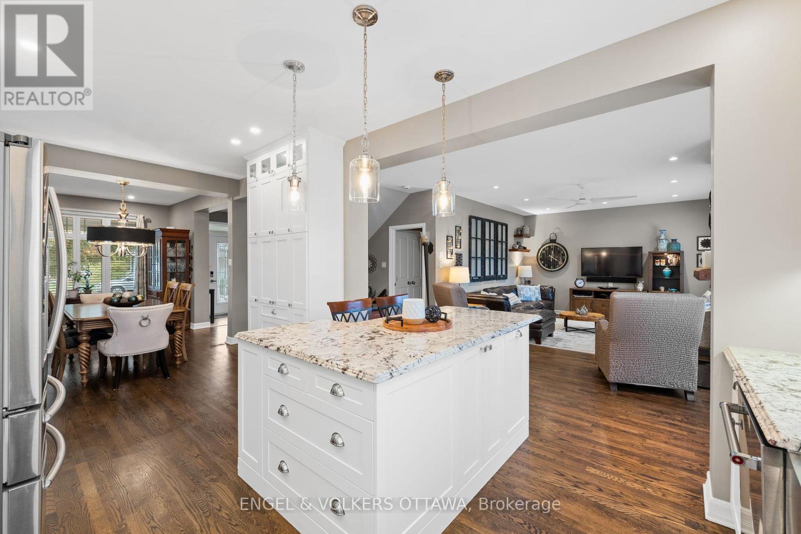 511 Erinwoods Circle, Ottawa, ON - Indoor Photo Showing Kitchen With Stainless Steel Kitchen With Upgraded Kitchen