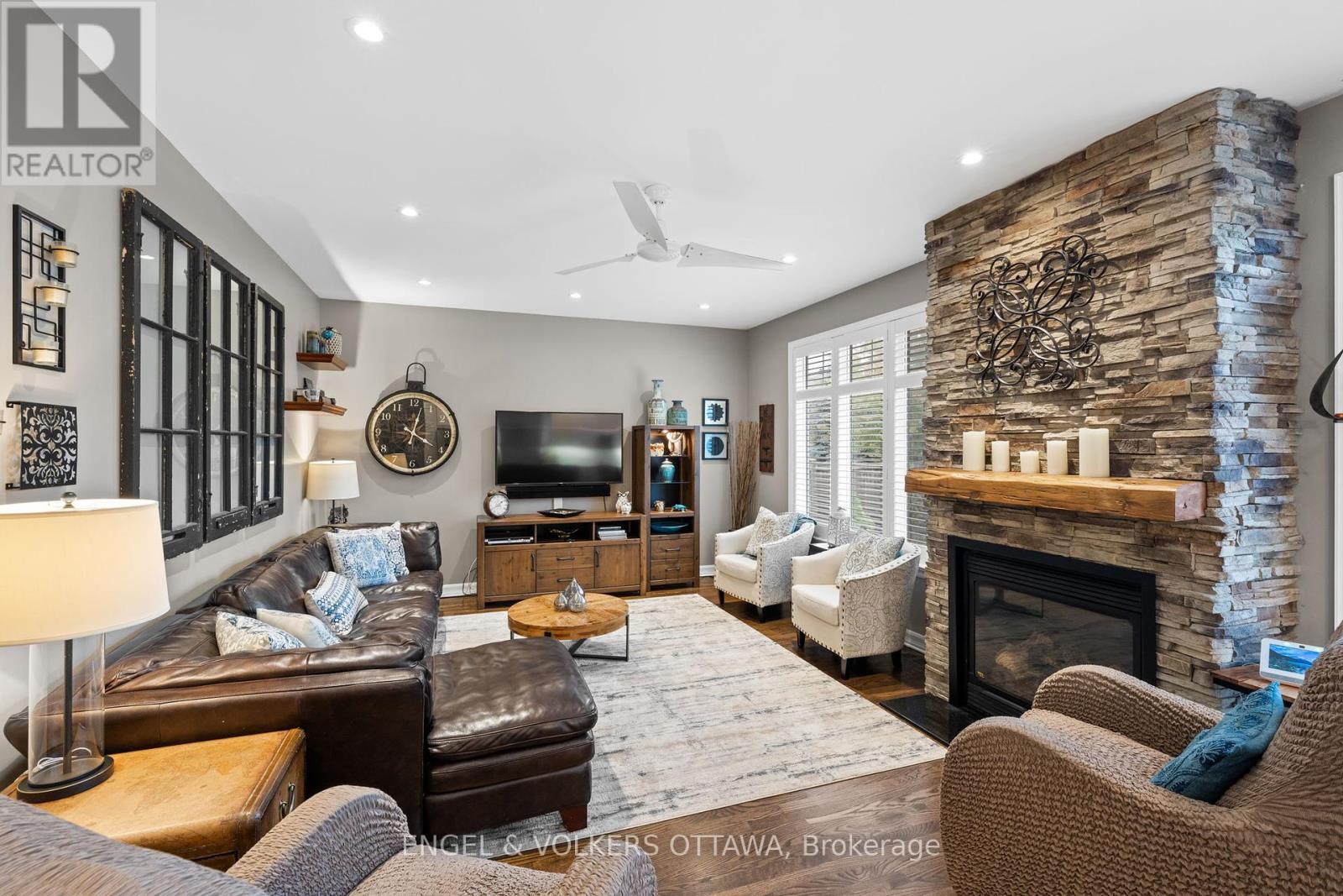 511 Erinwoods Circle, Ottawa, ON - Indoor Photo Showing Living Room With Fireplace