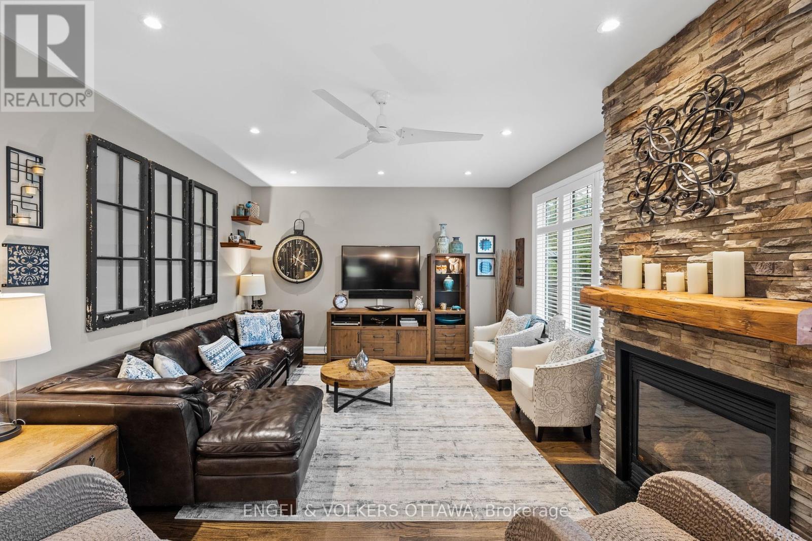 511 Erinwoods Circle, Ottawa, ON - Indoor Photo Showing Living Room With Fireplace