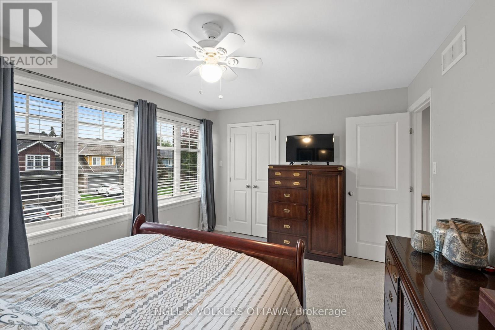 511 Erinwoods Circle, Ottawa, ON - Indoor Photo Showing Bedroom