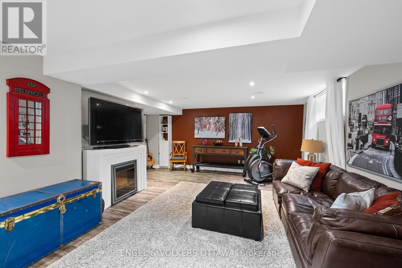 511 Erinwoods Circle, Ottawa, ON - Indoor With Fireplace