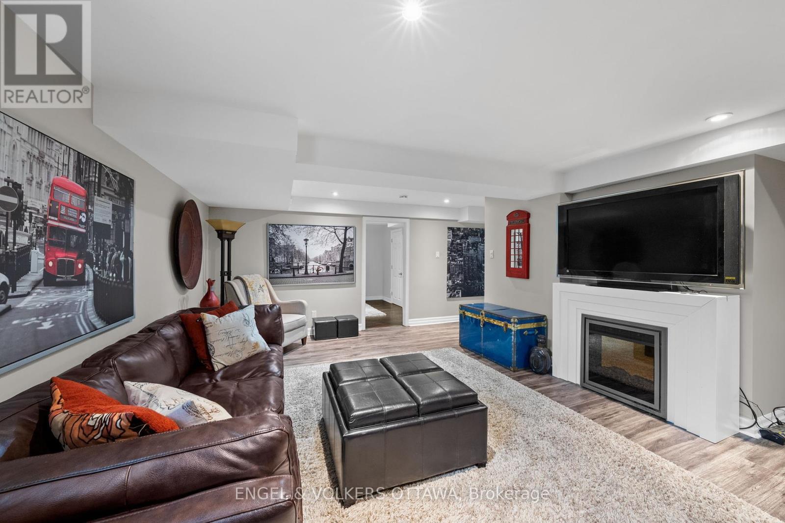 511 Erinwoods Circle, Ottawa, ON - Indoor Photo Showing Living Room With Fireplace