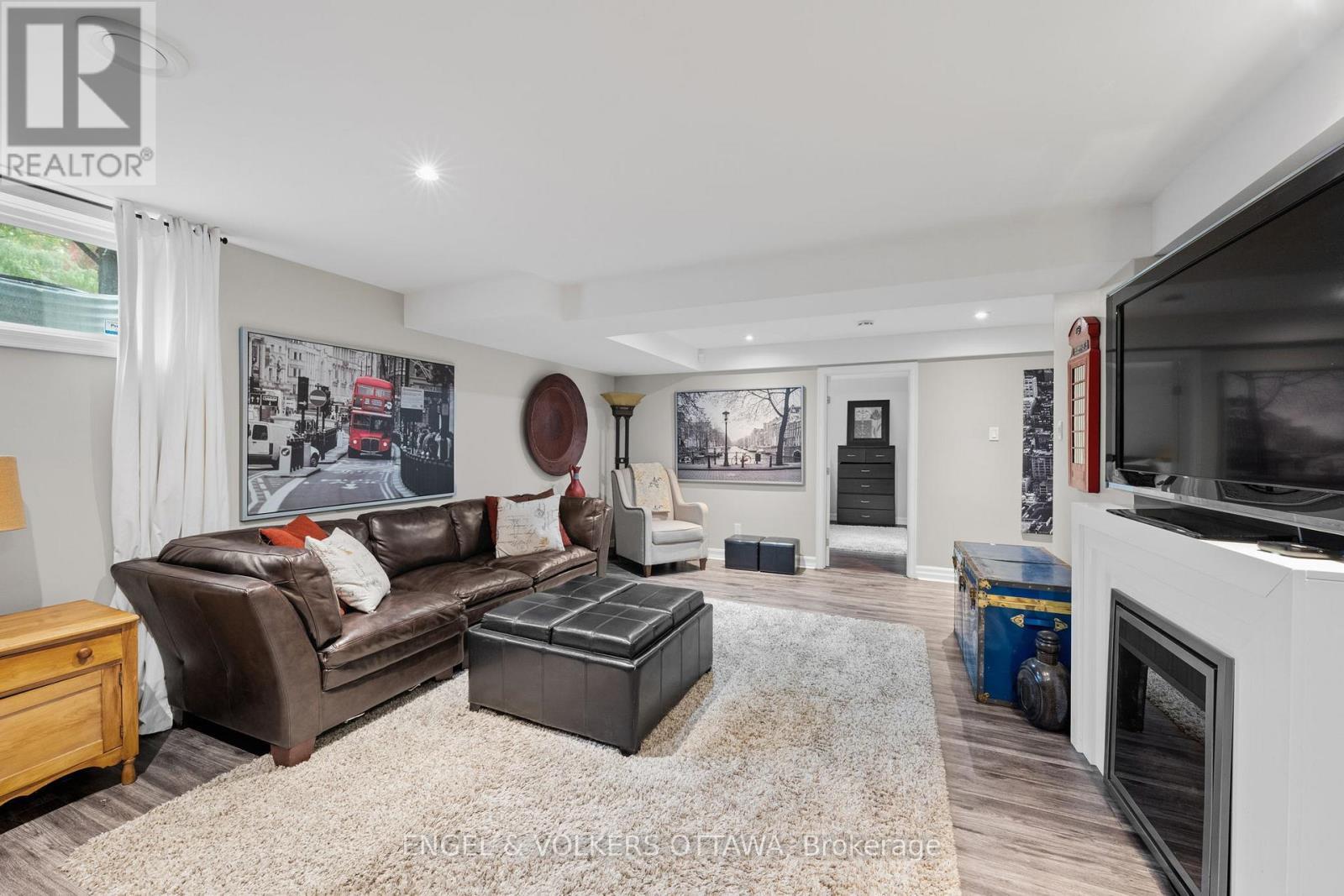 511 Erinwoods Circle, Ottawa, ON - Indoor Photo Showing Living Room With Fireplace
