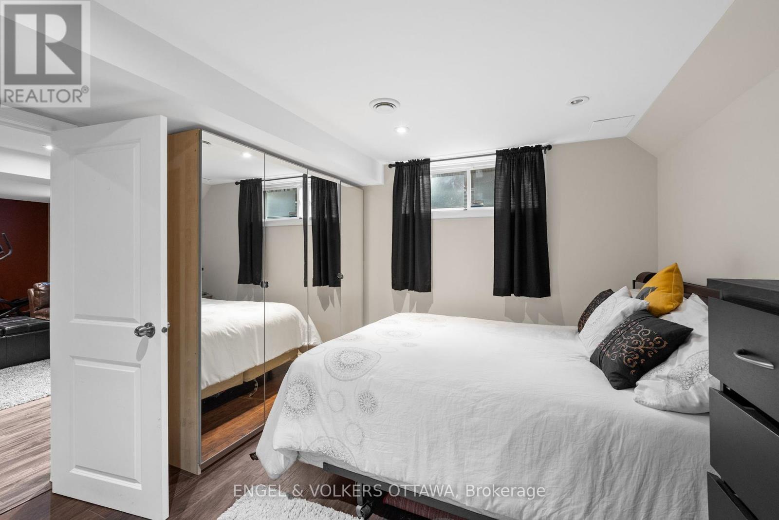 511 Erinwoods Circle, Ottawa, ON - Indoor Photo Showing Bedroom