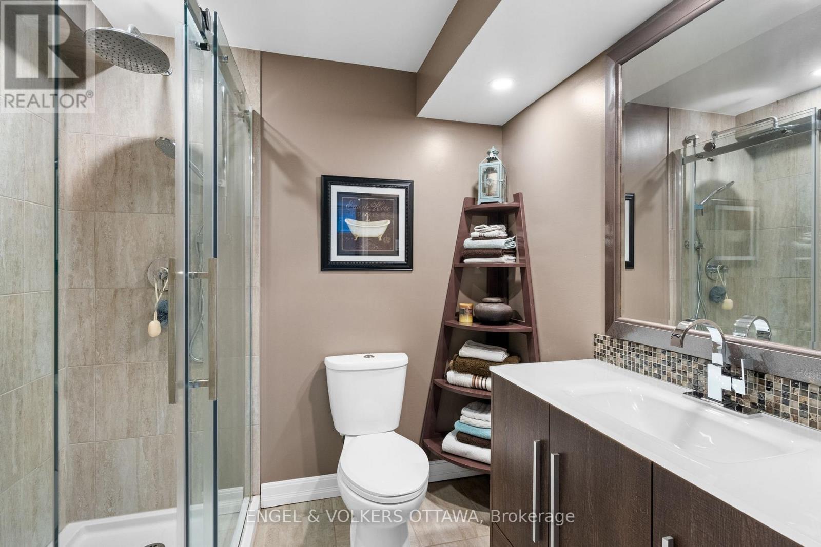 511 Erinwoods Circle, Ottawa, ON - Indoor Photo Showing Bathroom
