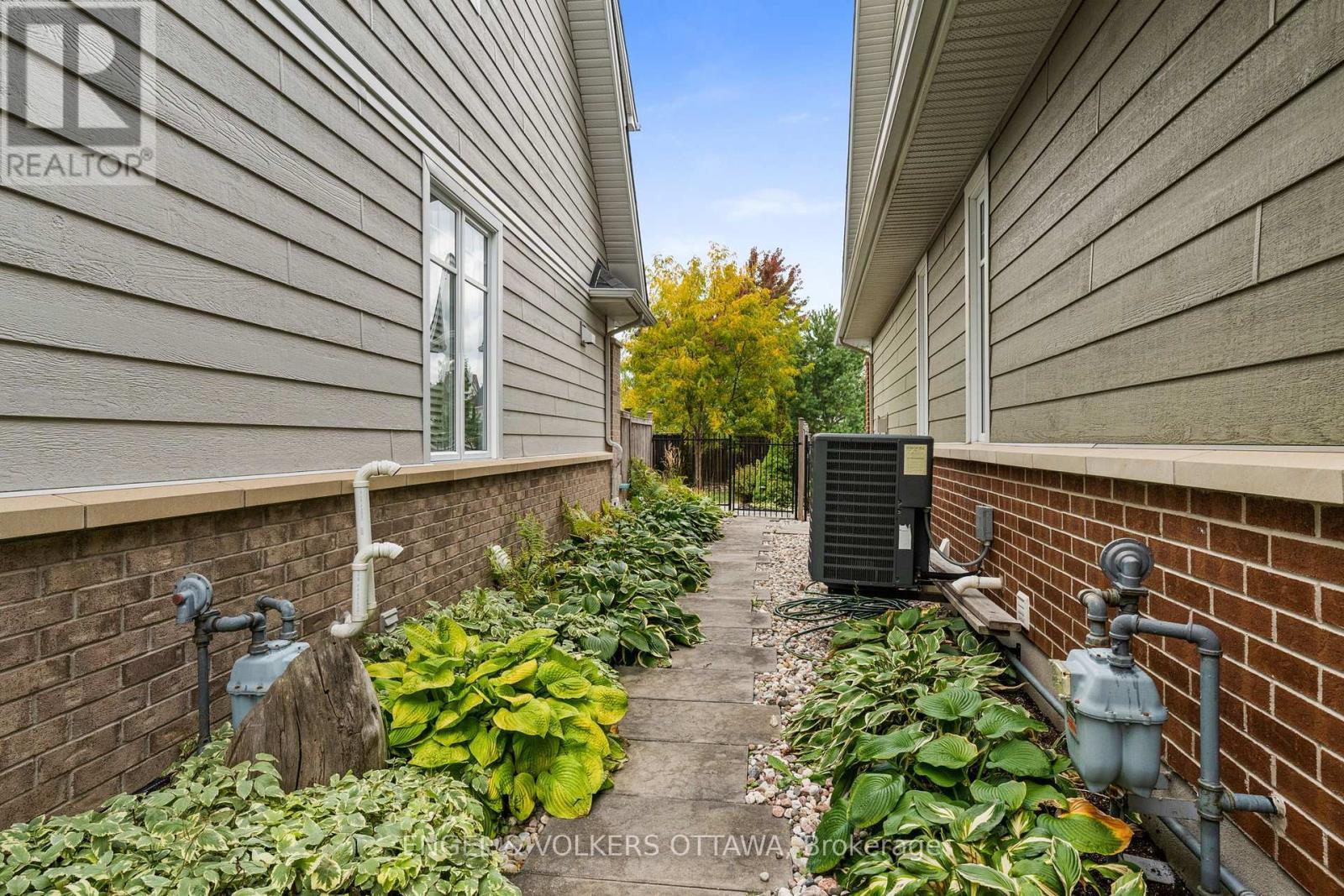 511 Erinwoods Circle, Ottawa, ON - Outdoor With Exterior